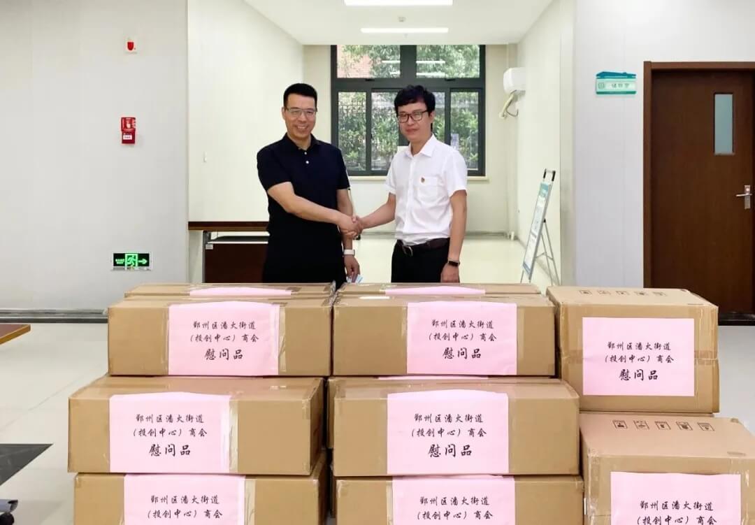 潘火街道商会会长、、星空娱乐董事长杨和荣携带商会为疫苗接种一线医护人员送礼包